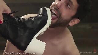 The muscled dominatrix is wrestling her slaveboy in HD