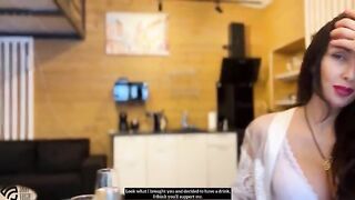 A hot MILF gets a shacking orgasm and cum in her pussy