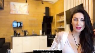 A hot MILF gets a shacking orgasm and cum in her pussy