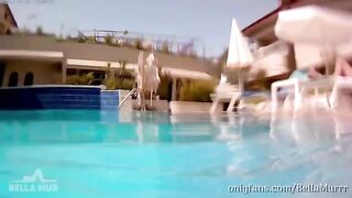 A stunning blonde gave her huge ass to a stranger on vacation in a steamy scene
