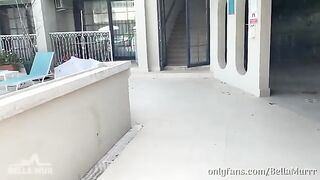 A stunning blonde gave her huge ass to a stranger on vacation in a steamy scene