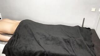Masseuse fucked a client during a massage in the most intense way