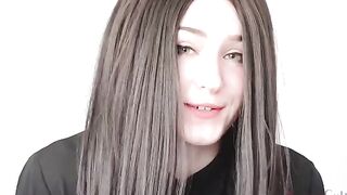 A Samsung girl went wrong while changing the guy’s phone