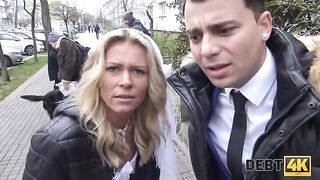 The collector fucked a blonde in front of her husband