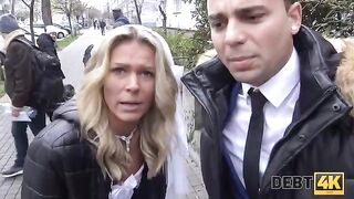 The collector fucked a blonde in front of her husband