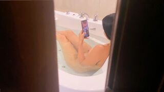 Mi hermanastra me esconde en la bañera y se deja llevar