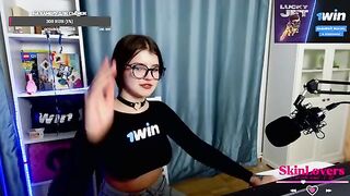 A streamer girl showed her holes to her viewers for a donation