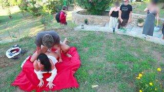 Babe has sex with a stranger on the meadow