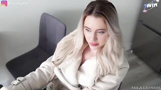 Babe gets fucked on the couch after taking Viagra