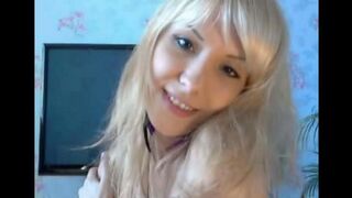 Blonde plays with her pussy with her fingers