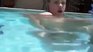 Babe in bikini puts dildo in her ass in the pool