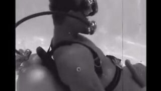 The diver made a blowjob to the aqualangist in water