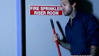 A beautiful girl called a cleaner to her room for sex