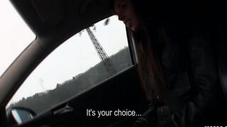 A cunning taxi driver made a bold move with an attractive passenger in the car