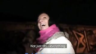 A hot chick has sex right in the toilet, it’s cool!