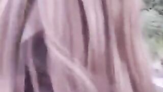 A daring girl who loves to suck cock in public places without any embarrassment