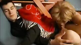 A mom woke up her sleeping son with a blowjob, what a fuck