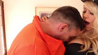 A fugitive found a police officer very attractive to fuck with