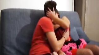 A couple shot a video of sex without hesitation on the couch
