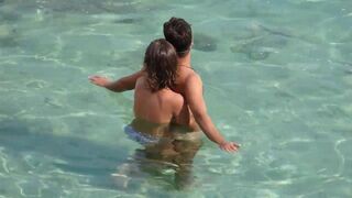 Girl fingered guy’s cock while they were underwater