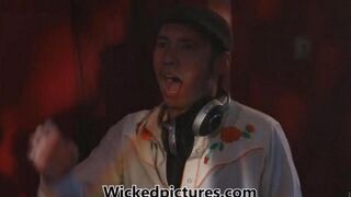 Short time hook-up in the night club, that's how it goes