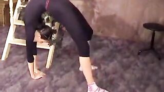 A handsome man fucked a beautiful gymnast with excellent stretching skills