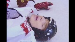 The fan gave the hockey player to fuck her in ass during the match