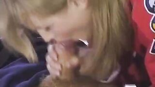 The fan gave the hockey player to fuck her in ass during the match