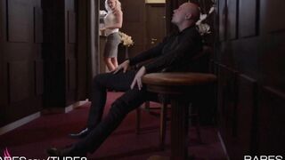 A pretty blonde demonstrates her professional skills in sex