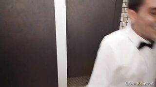 A round and juicy ass served to the waiter