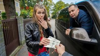 A girl agreed to have sex for the sake of money in her car