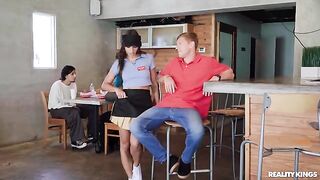 A girl allowed a guy to experience orgasm and receive a cumshot in her mouth