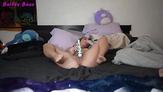 The sexy girl satisfies her foot fetish by licking toes in a steamy session