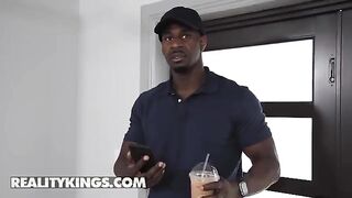 Valentina Jewels tries to seduce the delivery guy with her curves