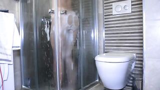 A blowjob instead of a shower on an amateur couple’s first date