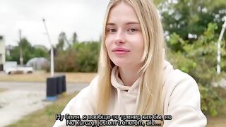After a walk, the guy warmed up the sexy girl with passion