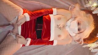 A petite girl had sex on Christmas Eve and got cum inside