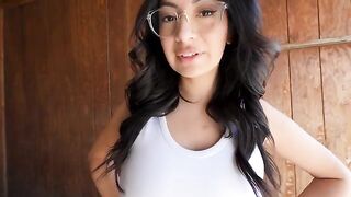 Babe seduced the contractor and got fucked in his mouth outdoors