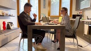 La consulente si lascia sedurre dal cliente e finisce a bere suo liquido