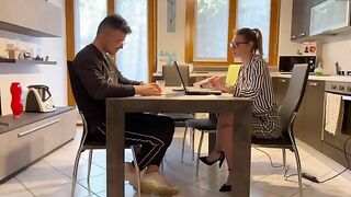 La consulente si lascia sedurre dal cliente e finisce a bere suo liquido